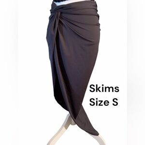 SKIMS open side  Skirt size S